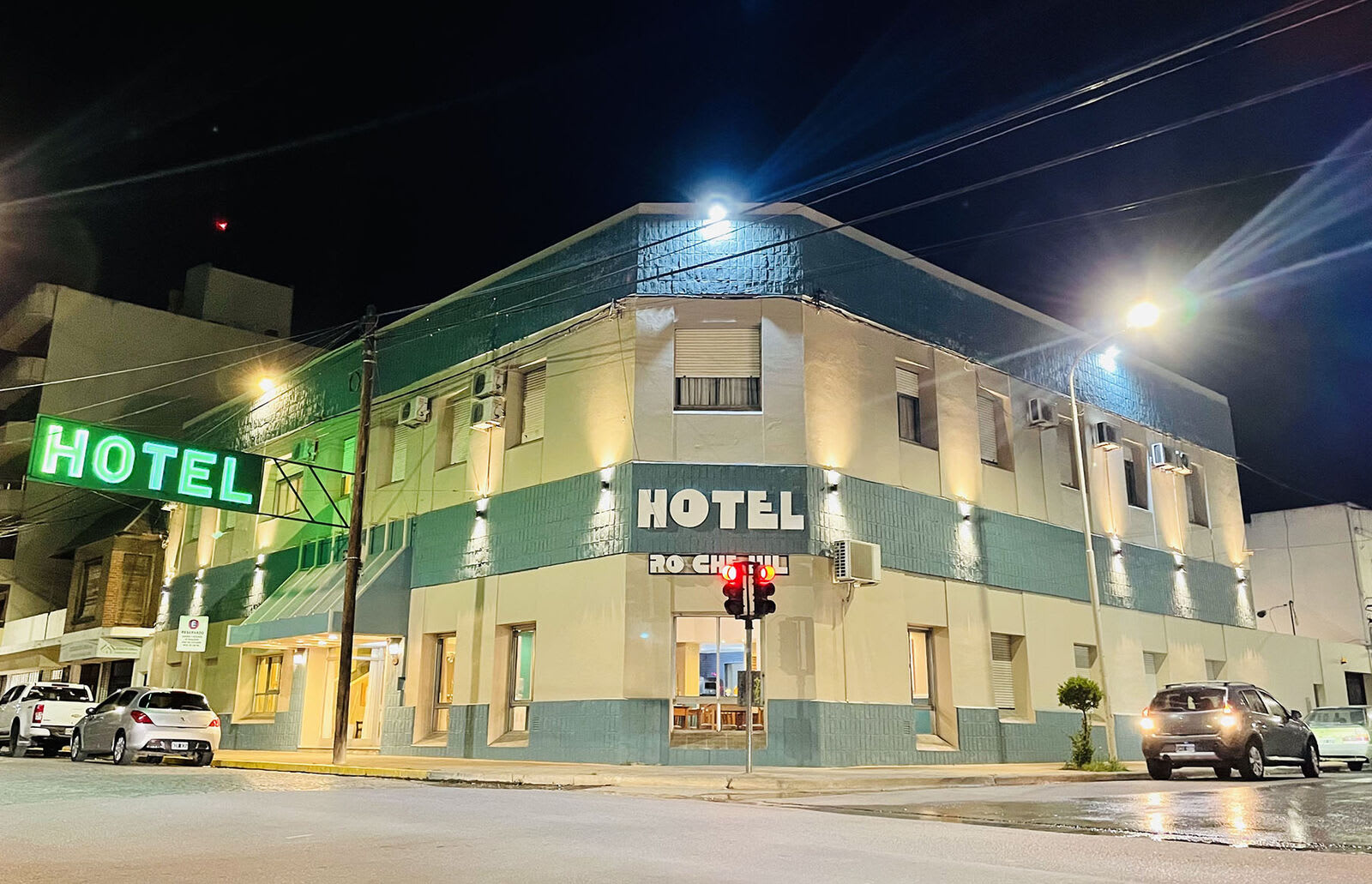 Fachada del Hotel Rochehil durante la noche.