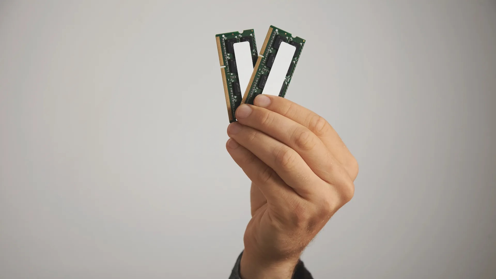 Diagram comparing a symmetric 2x16GB dual-channel RAM vs. an asymmetric 4GB+16GB configuration on a modern motherboard.