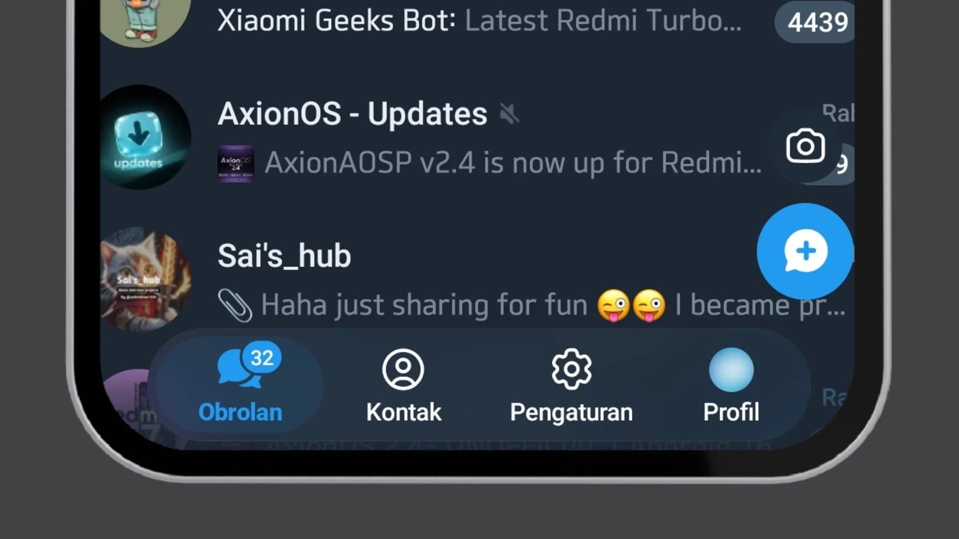 Efek visual Liquid Glass dengan panel semi-transparan di Telegram