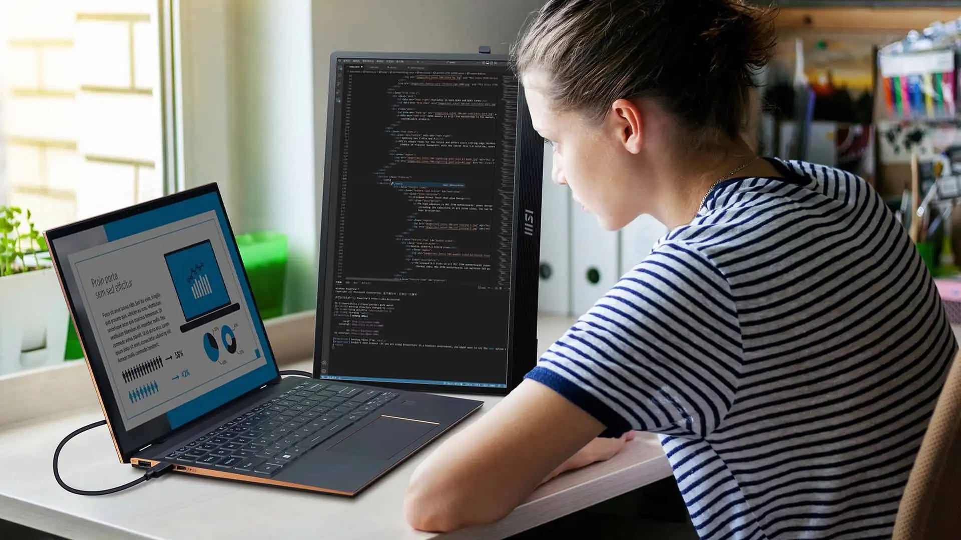 Setup monitor ganda dengan laptop yang terhubung ke layar eksternal lebih besar