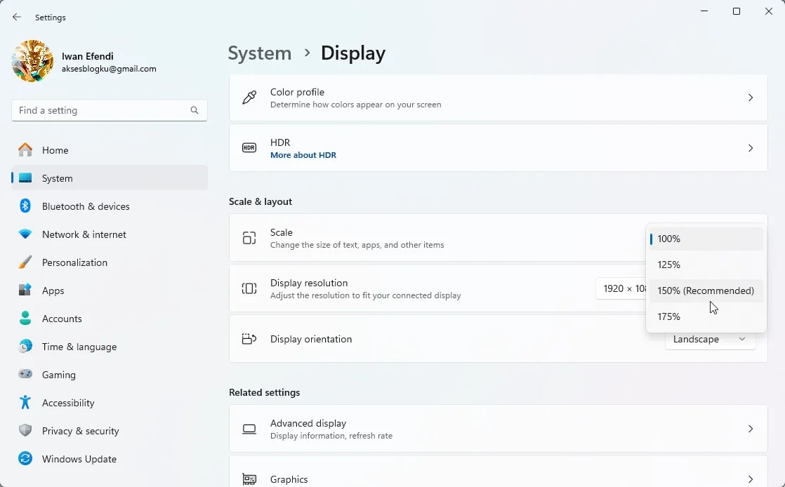 Pengaturan tampilan Windows 11 dengan fokus pada opsi resolusi dan skala layar.