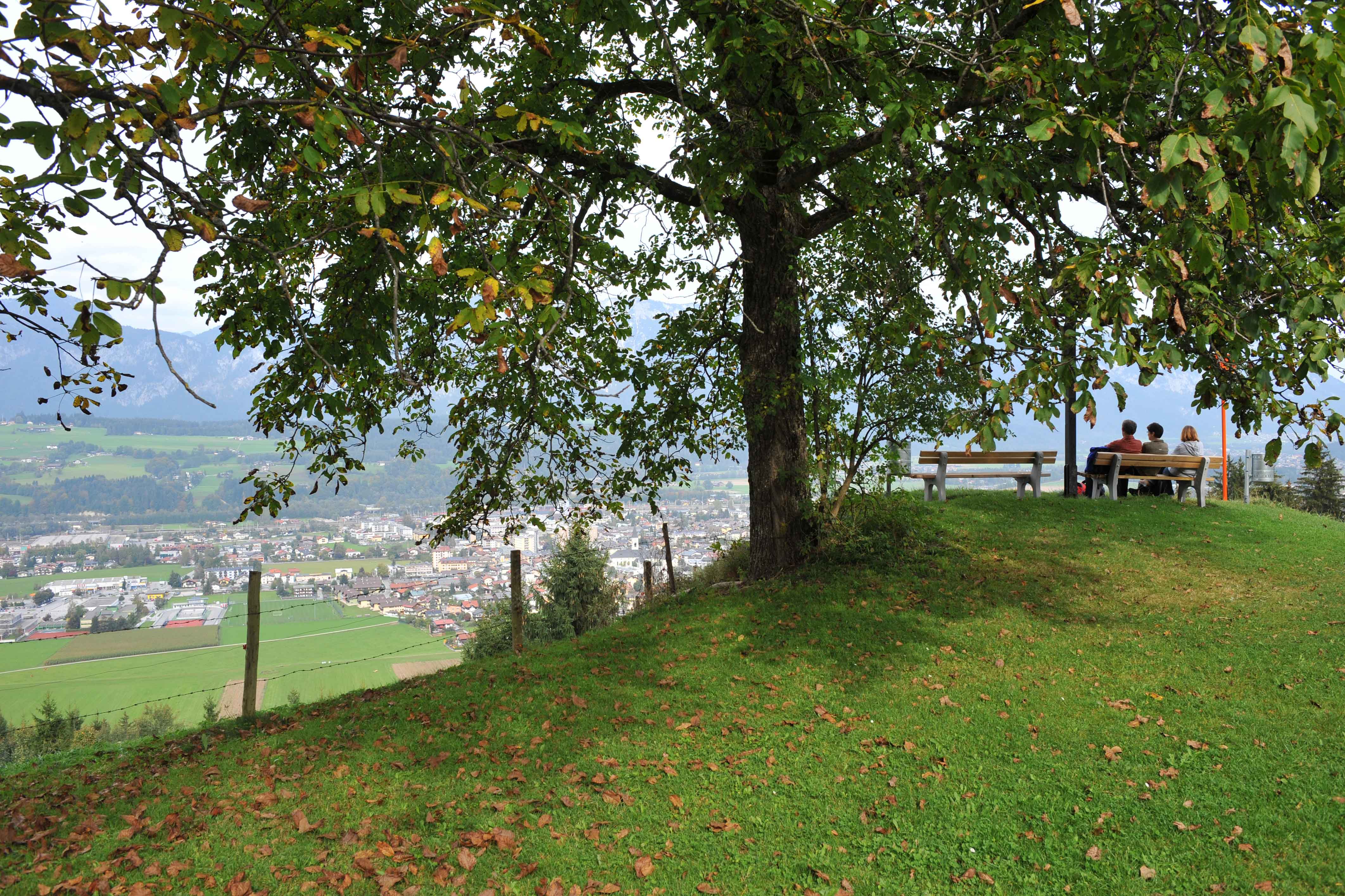 pauzeren op een bankje met uitzicht tijdens een wandeling