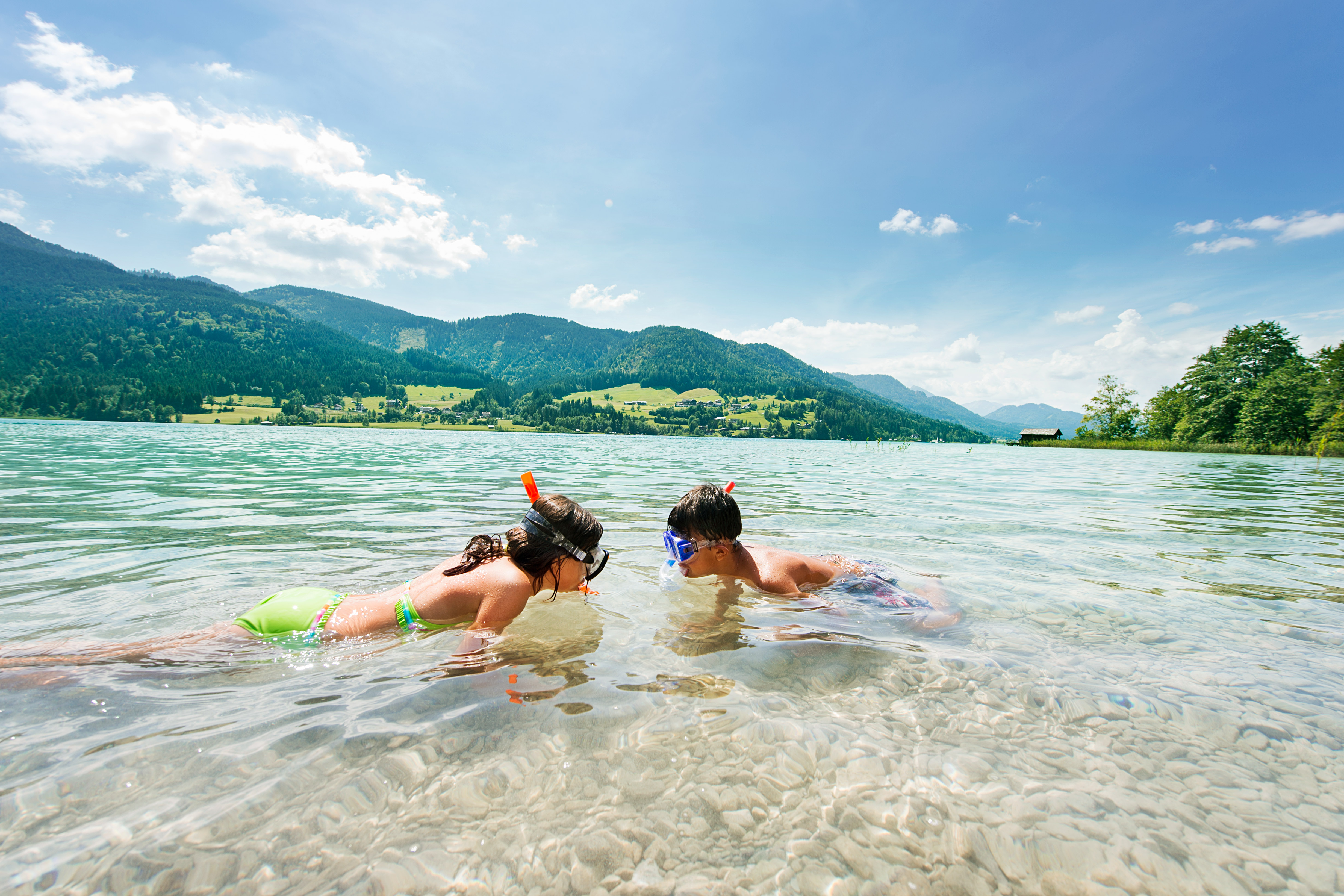 Kinderen duiken in de Weissensee