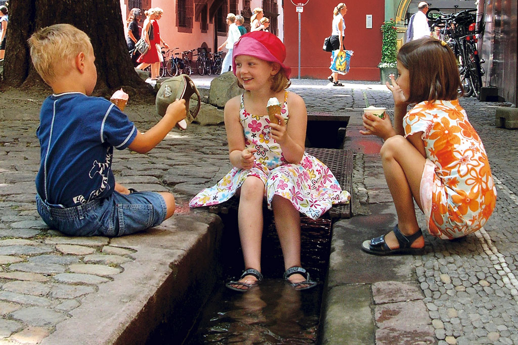 IJsje eten door kinderen in watergoten van Freiburg