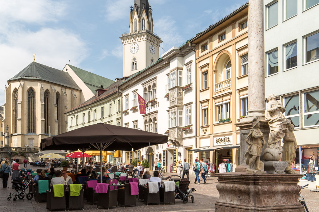 Villach centrum, de Hauptplatz, marktplaats met Pfarrkirche St. Jakob