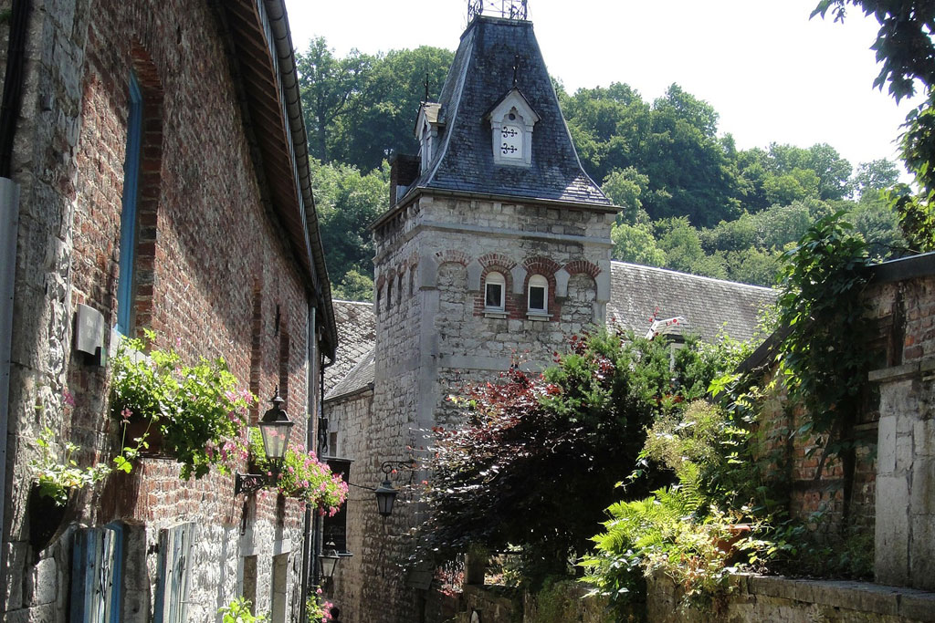 Typisch dorpsaanzicht met toren in Durbuy