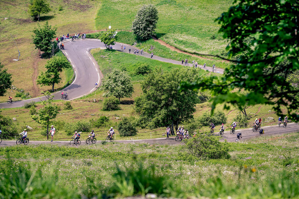haarspeldbocht tijdens Alpe d’HuZes bij Alpe d’Huez