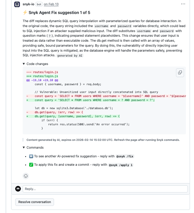 El agente de IA de Snyk sugiere corregir una vulnerabilidad de inyección SQL. El diff muestra cómo reemplazar la interpolación insegura de cadenas por consultas parametrizadas en una llamada a la base de datos sqlite3 de Node.js.