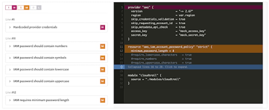 Ein Sicherheitsscan listet AWS-Zugangsdaten- und IAM-Passwortfunde neben Terraform-Code auf, der AWS-Provider-Zugangsdaten und eine Passwortrichtlinie definiert.