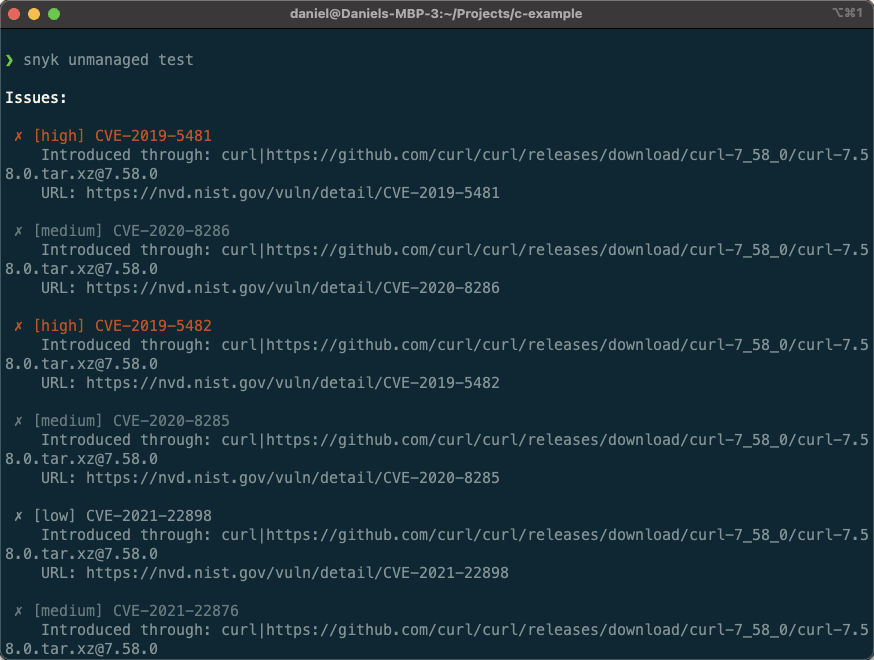 Terminal affichant les résultats des tests Snyk pour les dépendances non gérées, avec des vulnérabilités CVE de niveau élevé, moyen et faible dans curl.