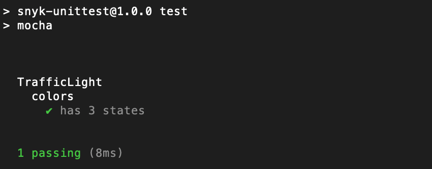 Salida de terminal que muestra pruebas de Mocha para los colores de TrafficLight, con una prueba aprobada en 8 ms.