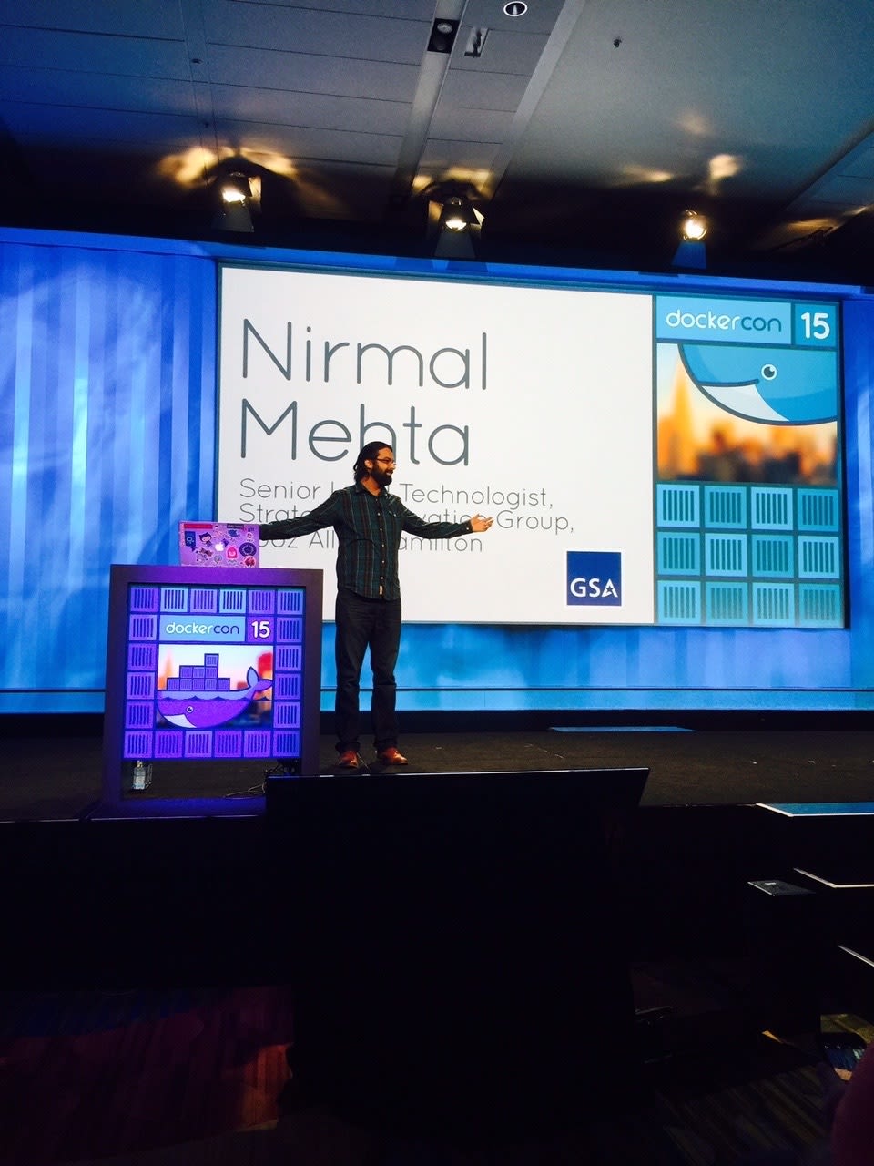 Nirmal Mehta no palco da DockerCon 2015