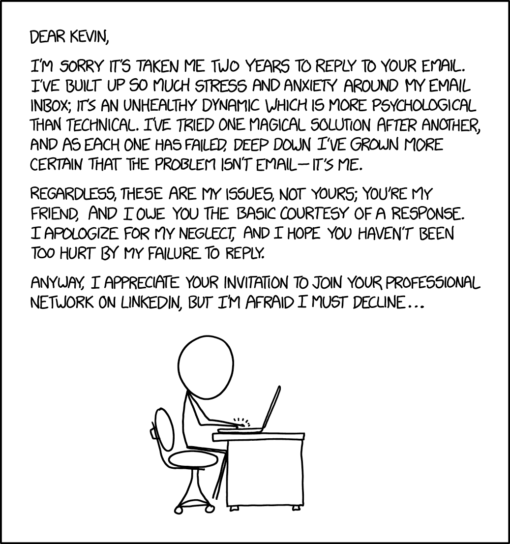 E-mail manuscrit présentant des excuses à Kevin pour deux ans de retard, évoquant l’anxiété liée aux e-mails et déclinant une invitation LinkedIn, à côté d’une personne utilisant un ordinateur portable.