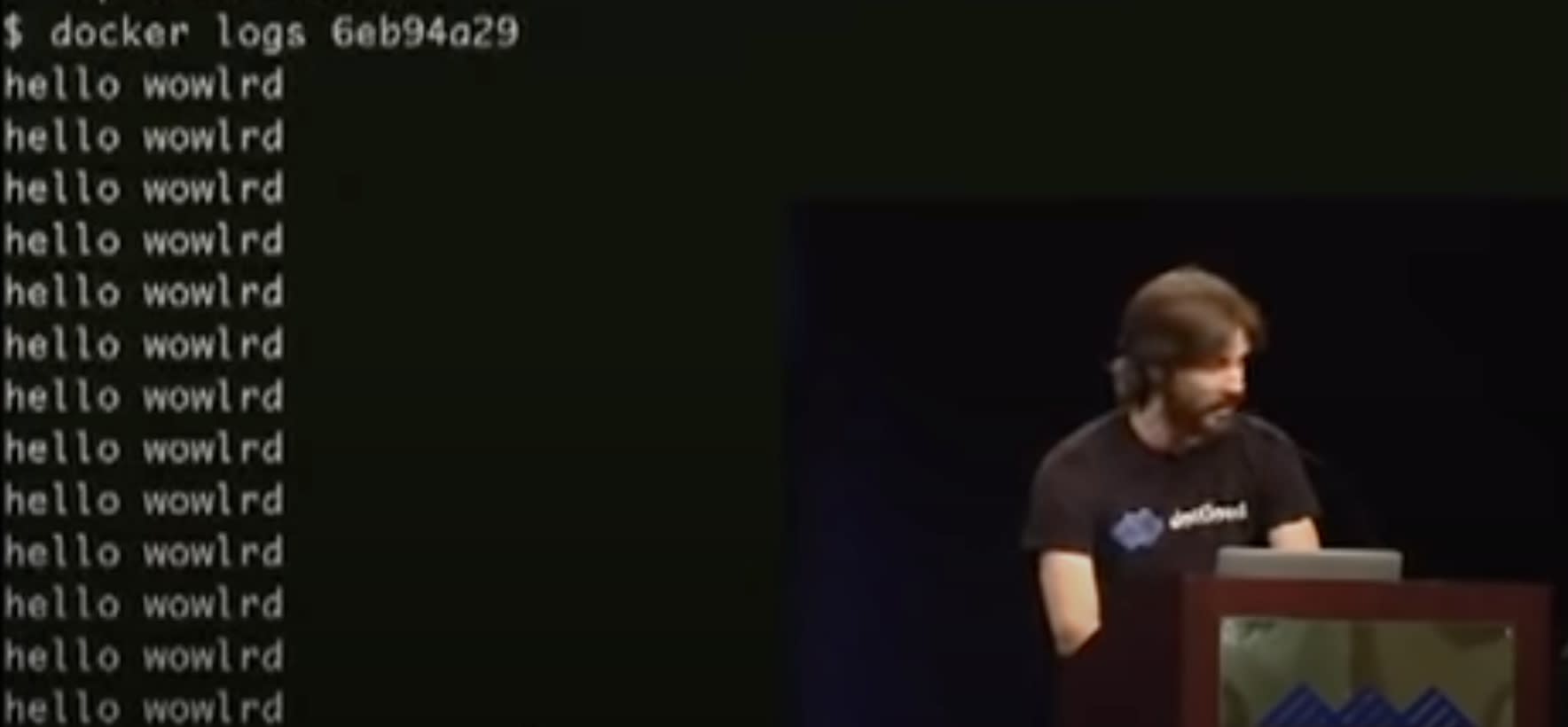 Solomon Hykes apresentando o Docker, com a famosa grafia incorreta de “Hello wowrld” na tela atrás dele.