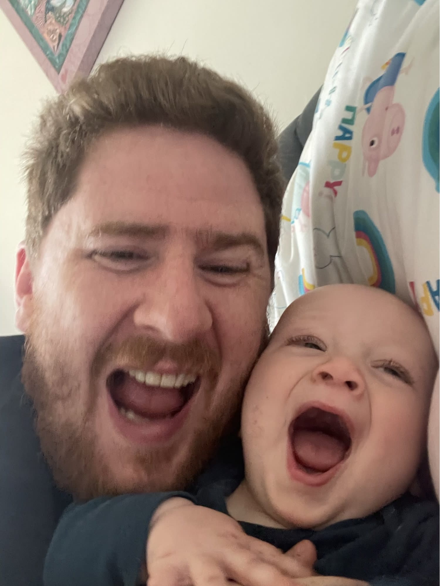 David Flanagan e seu filho bebê dando boas risadas