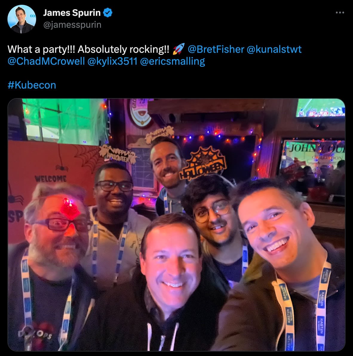 Eric Smalling e amigos em uma festa da Kubecon 2022