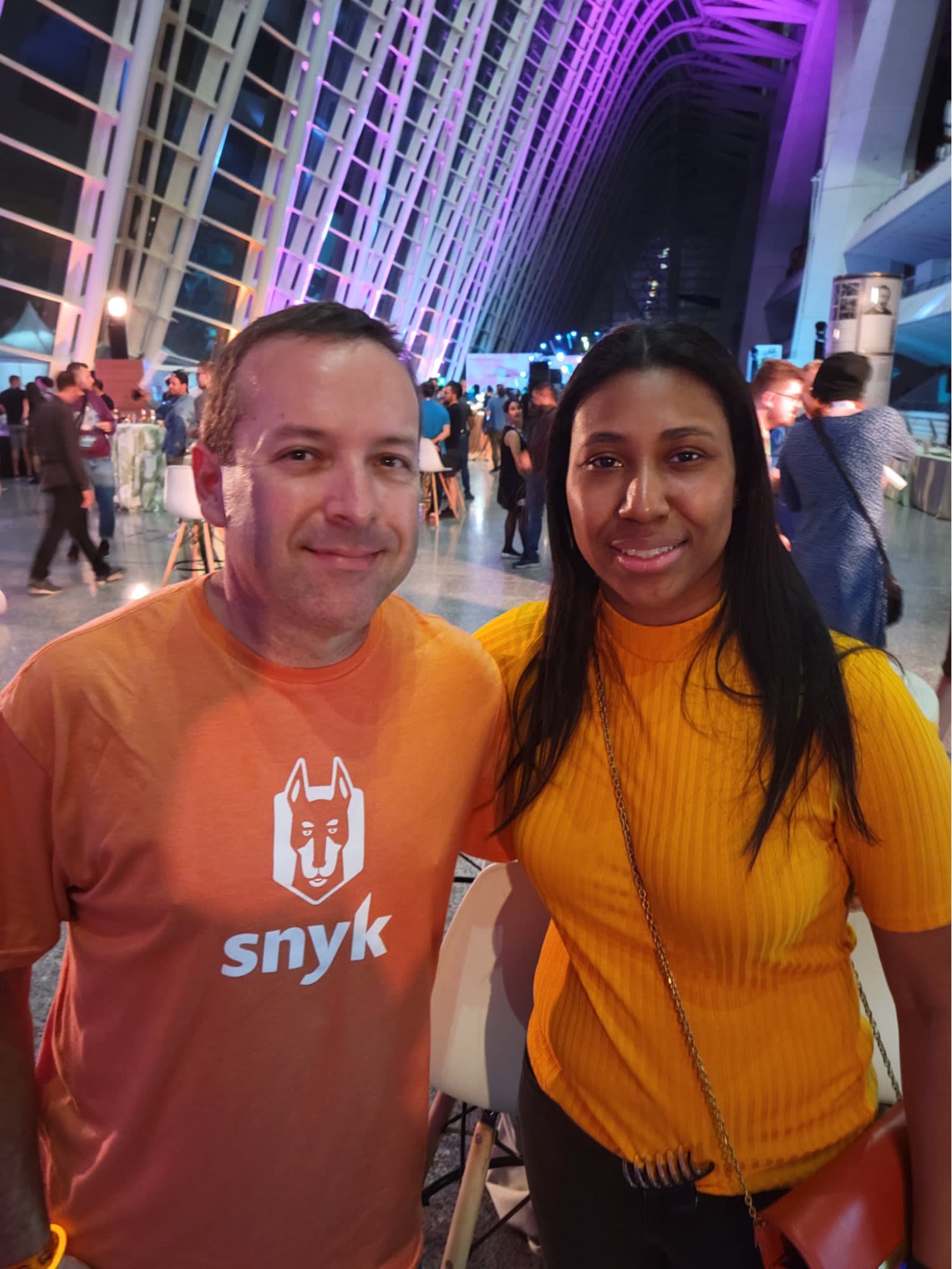 Eric Smalling e Rachel Leeken na festa da AWS no KubeCon EU 2022