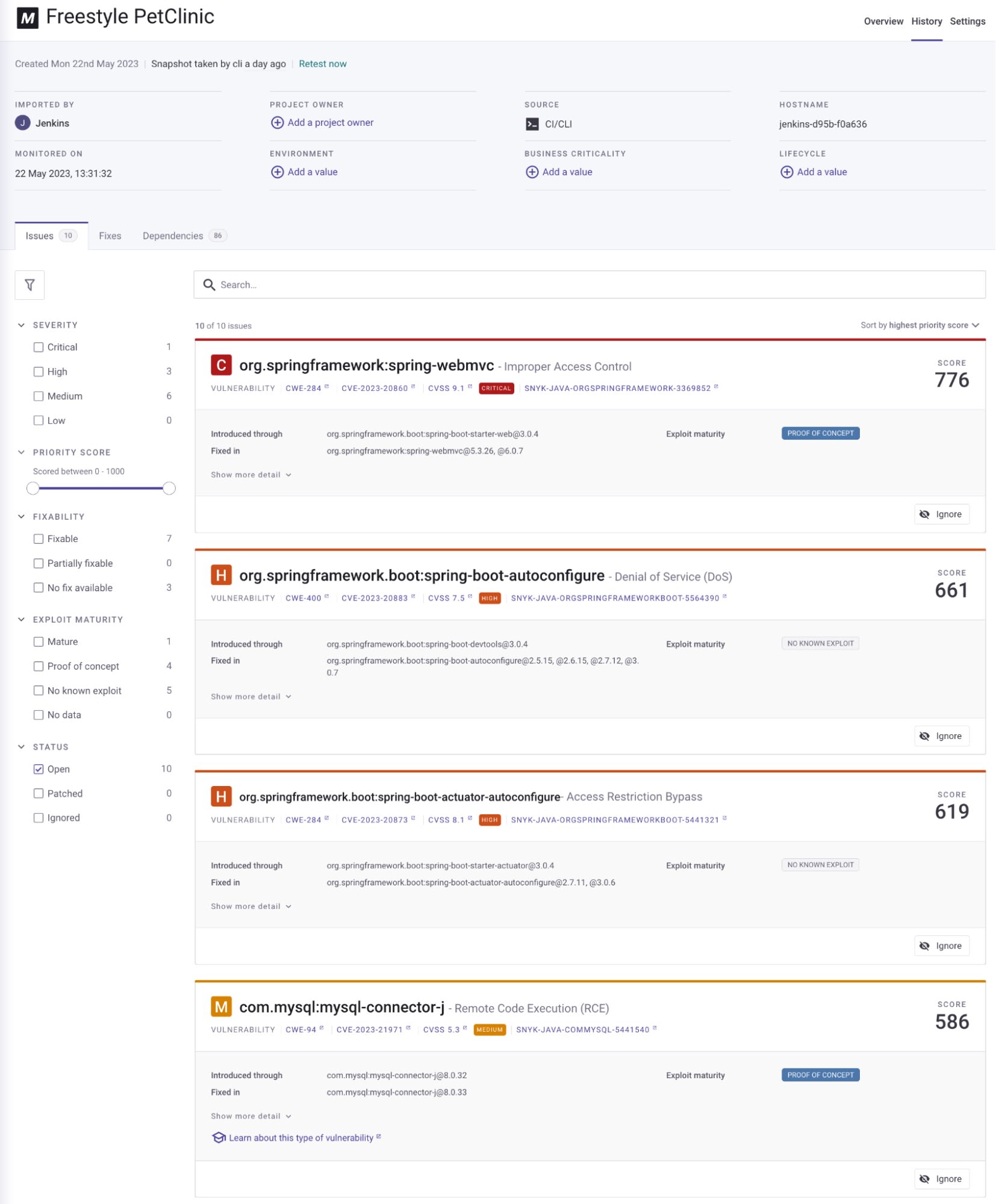 Sicherheitsdashboard von Freestyle PetClinic mit zehn offenen Abhängigkeits-Schwachstellen, darunter kritische und schwerwiegende Probleme im Spring Framework.