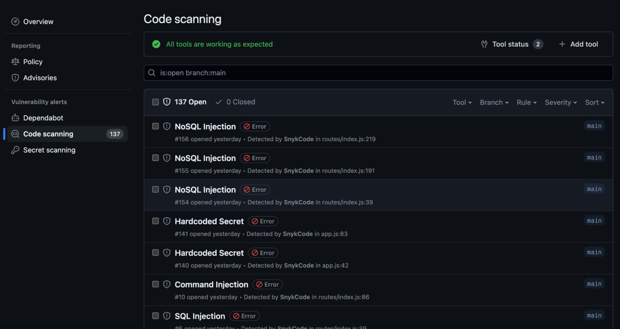 Code-Scanning-Dashboard im Dark Mode mit 137 offenen Warnungen, darunter Hinweise auf NoSQL-Injection, fest codierte Geheimnisse, Command Injection und SQL-Injection.