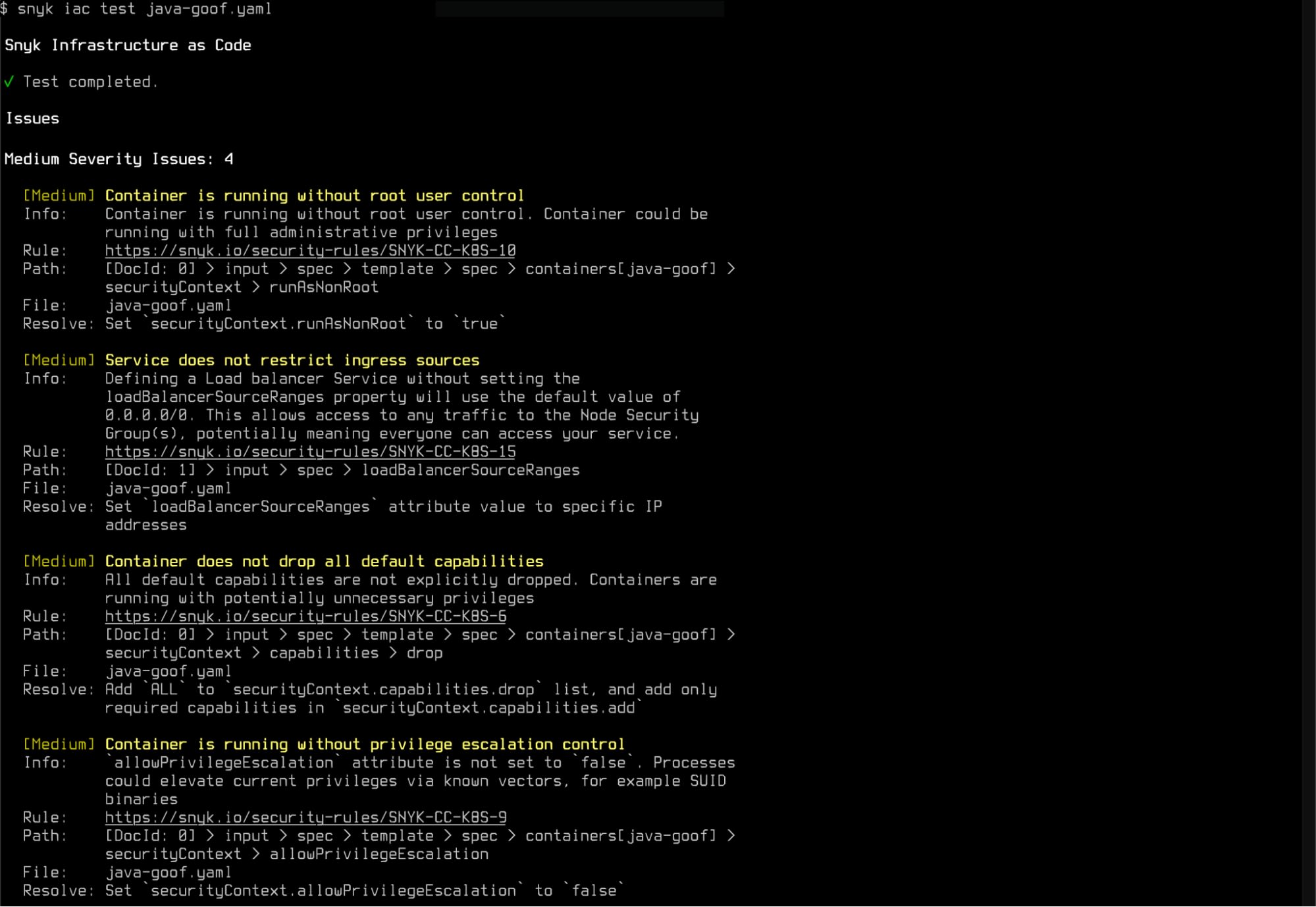 Terminal mit Testergebnissen von Snyk Infrastructure as Code und vier Kubernetes-Sicherheitsproblemen mittlerer Schwere.