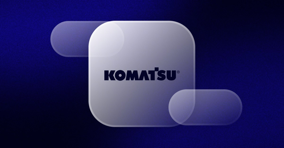Logotipo da Komatsu centralizado sobre formas arredondadas translúcidas sobrepostas, em um fundo azul-escuro