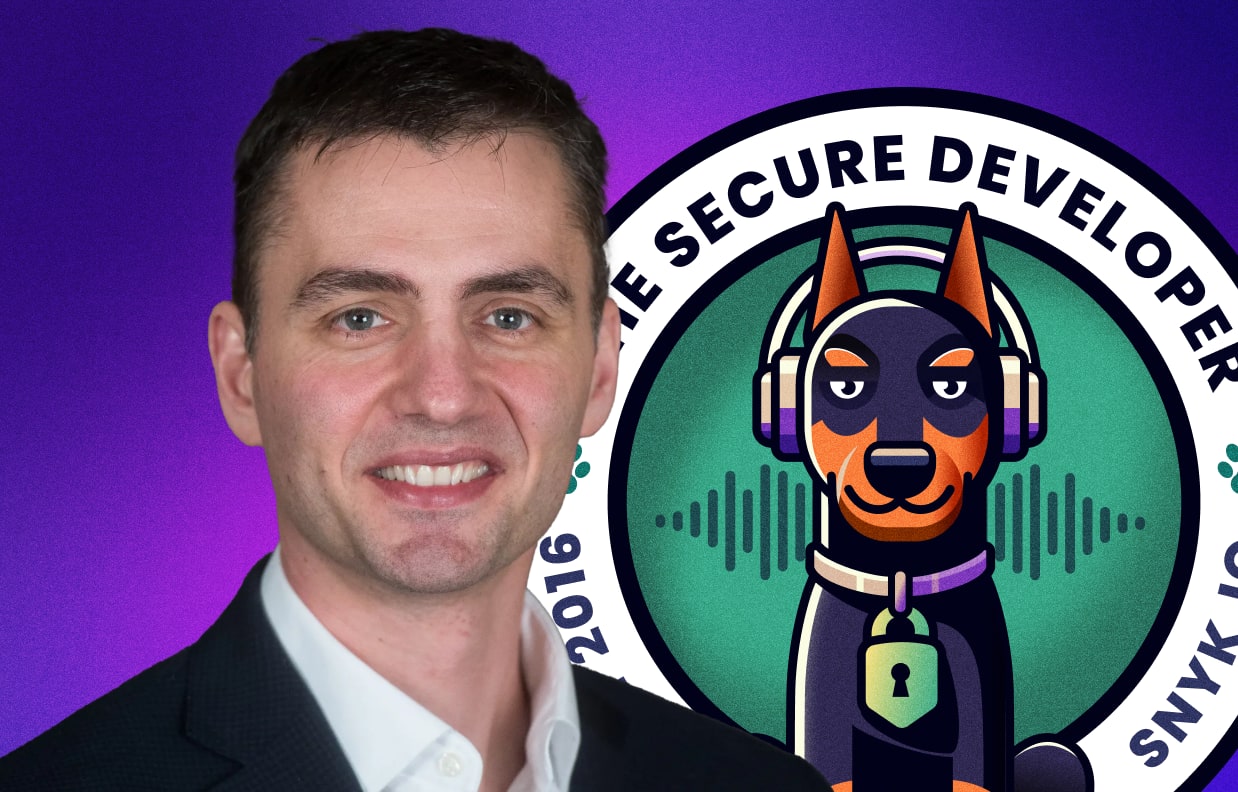 ヘッドホンを着け、南京錠付きの首輪をした犬が描かれた「The Secure Developer」ポッドキャストのロゴの横で、笑顔を見せる男性のポートレート。