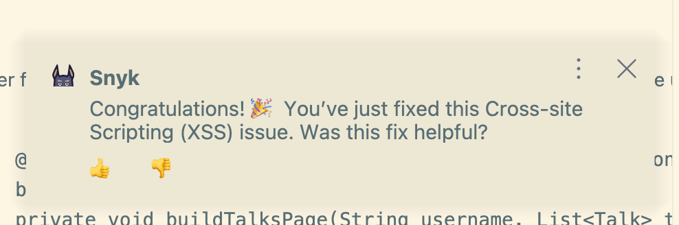 Snyk-Benachrichtigung, die Nutzerinnen und Nutzer dazu beglückwünscht, eine Cross-Site-Scripting-Schwachstelle (XSS) behoben zu haben, mit Daumen hoch und Daumen runter als Feedback-Optionen