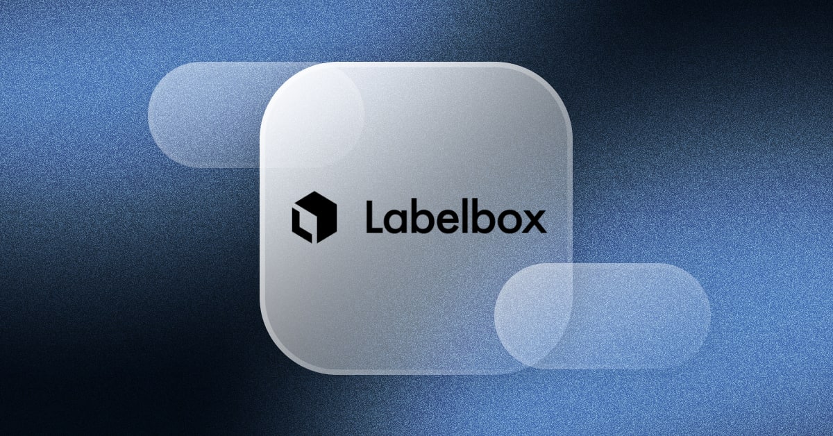 Logo da Labelbox centralizado em um quadrado arredondado translúcido sobre um fundo texturizado azul e preto