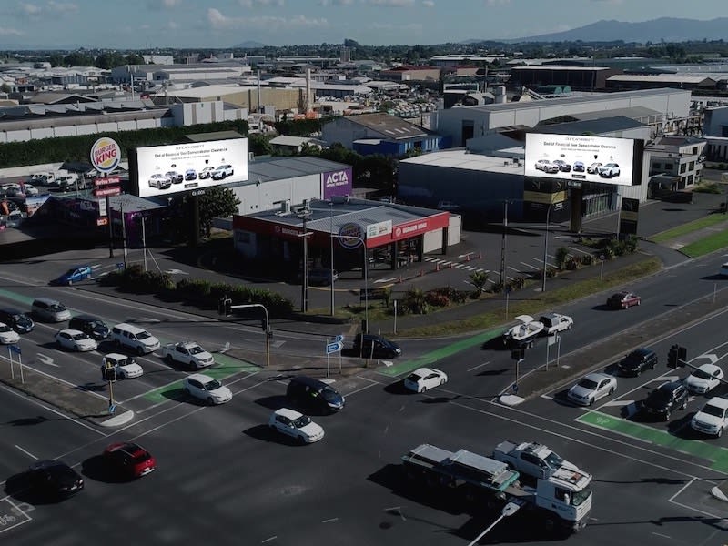 Land Rover takes over Hamilton GLOBOX DOOH network