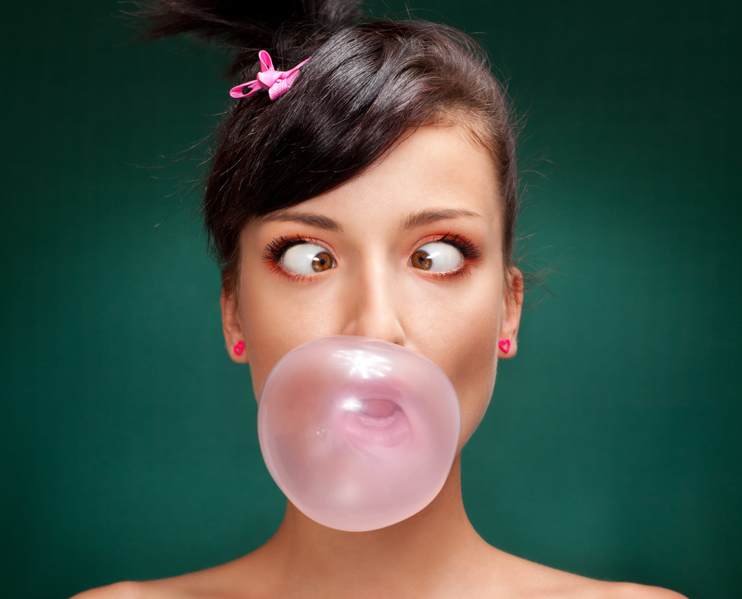 Девочка жует жвачку. Девушка надувает жвачку. Девушка надувает пузырь из жвачки. Девушка с жвачкой. Девушка с жвачкой.