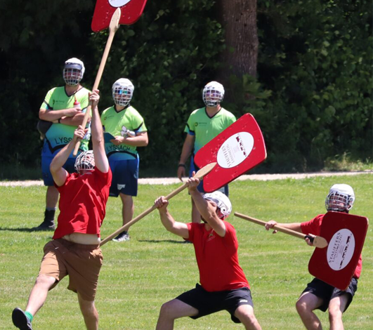 Le hornuss, le sport suisse qui singularise un team building