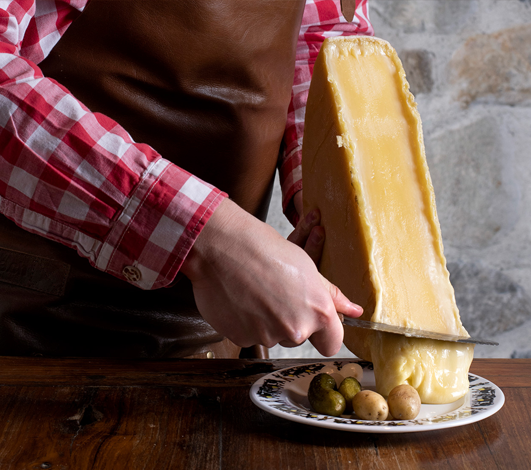 La raclette, le moment signature de tout événement en Suisse
