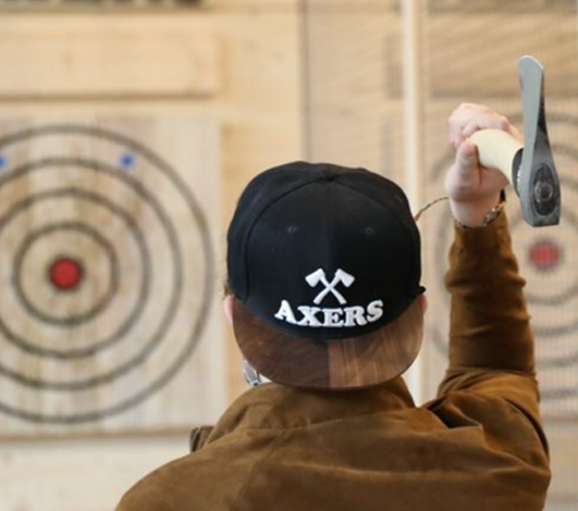 Lancer de hache, une activité team building inattendue et cathartique