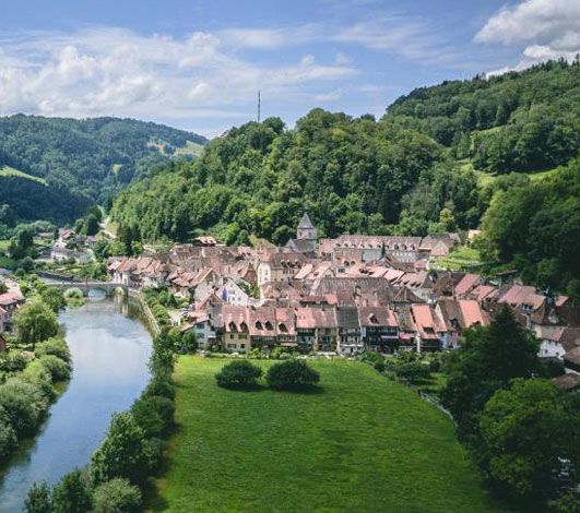 Peanut Medieval Lodge, une adresse décalée pour séminaire au vert, située dans la « perle du Jura » 