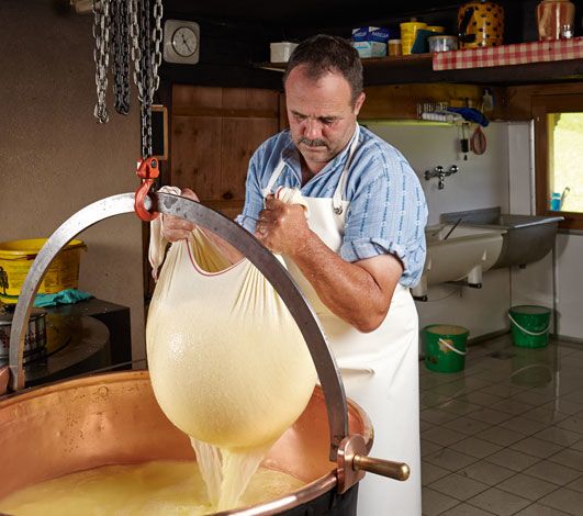 La fabrication du fromage d’alpage, une tradition suisse pour une activité incentive savoureuse