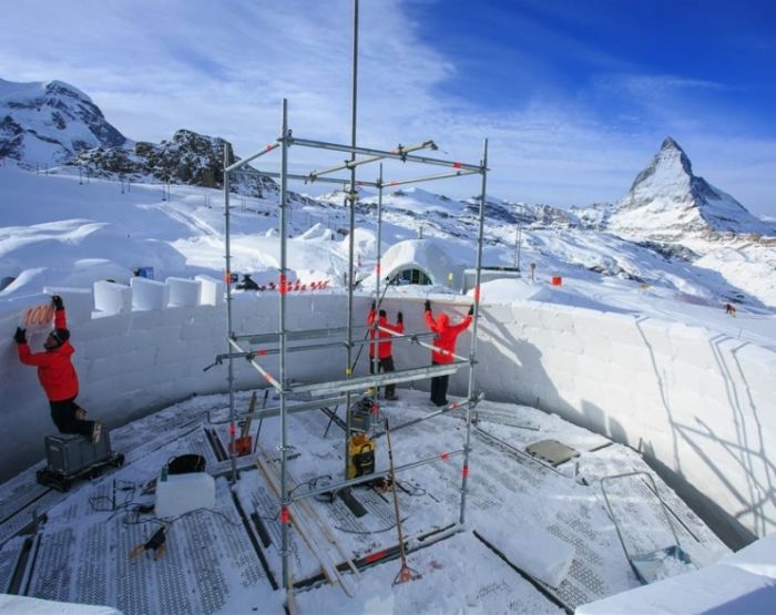Zermatt, tentative record du monde : construction du plus grand igloo en méthode classique