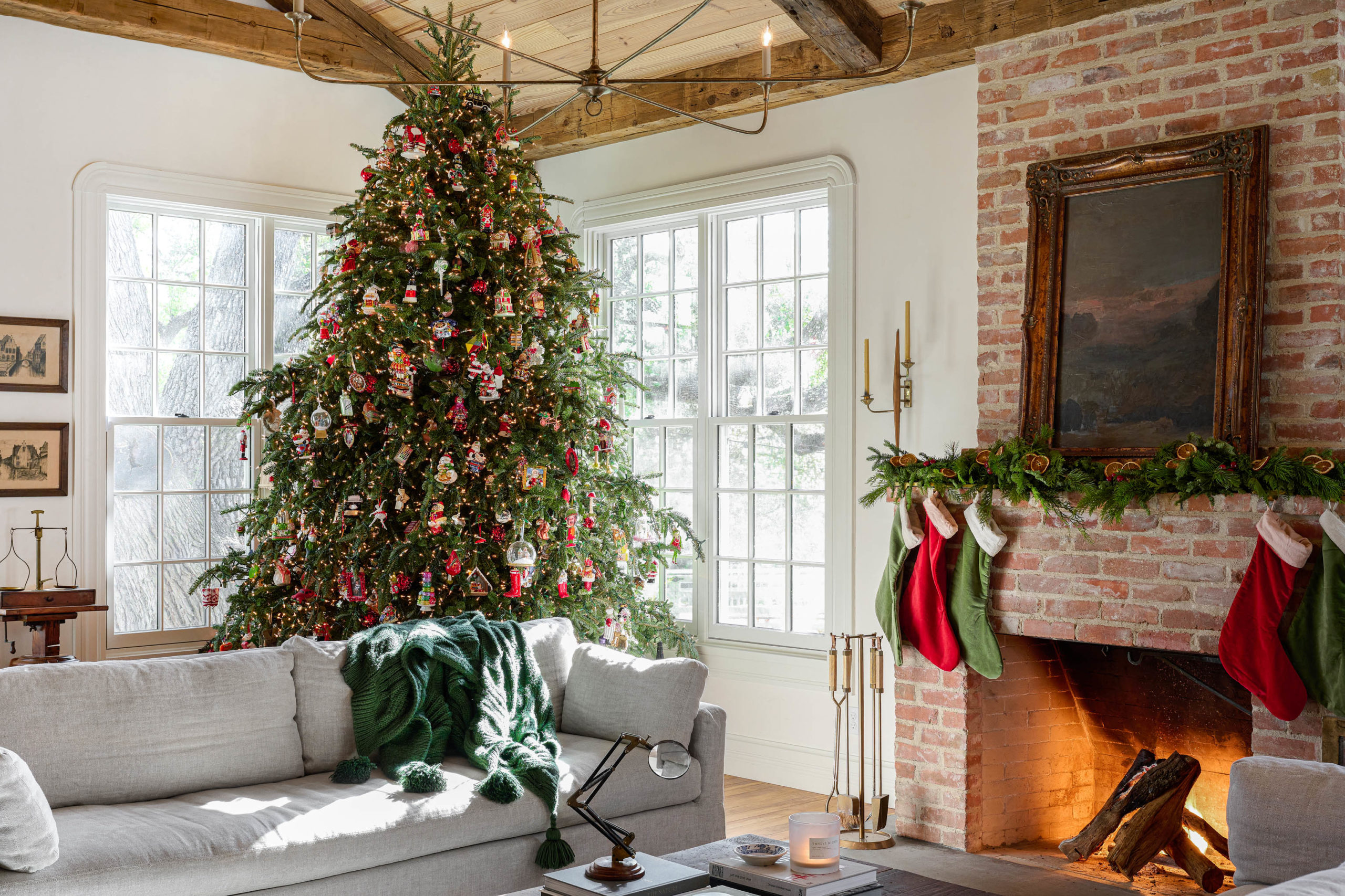 How to Decorate A Nostalgia-Inspired Christmas Tree