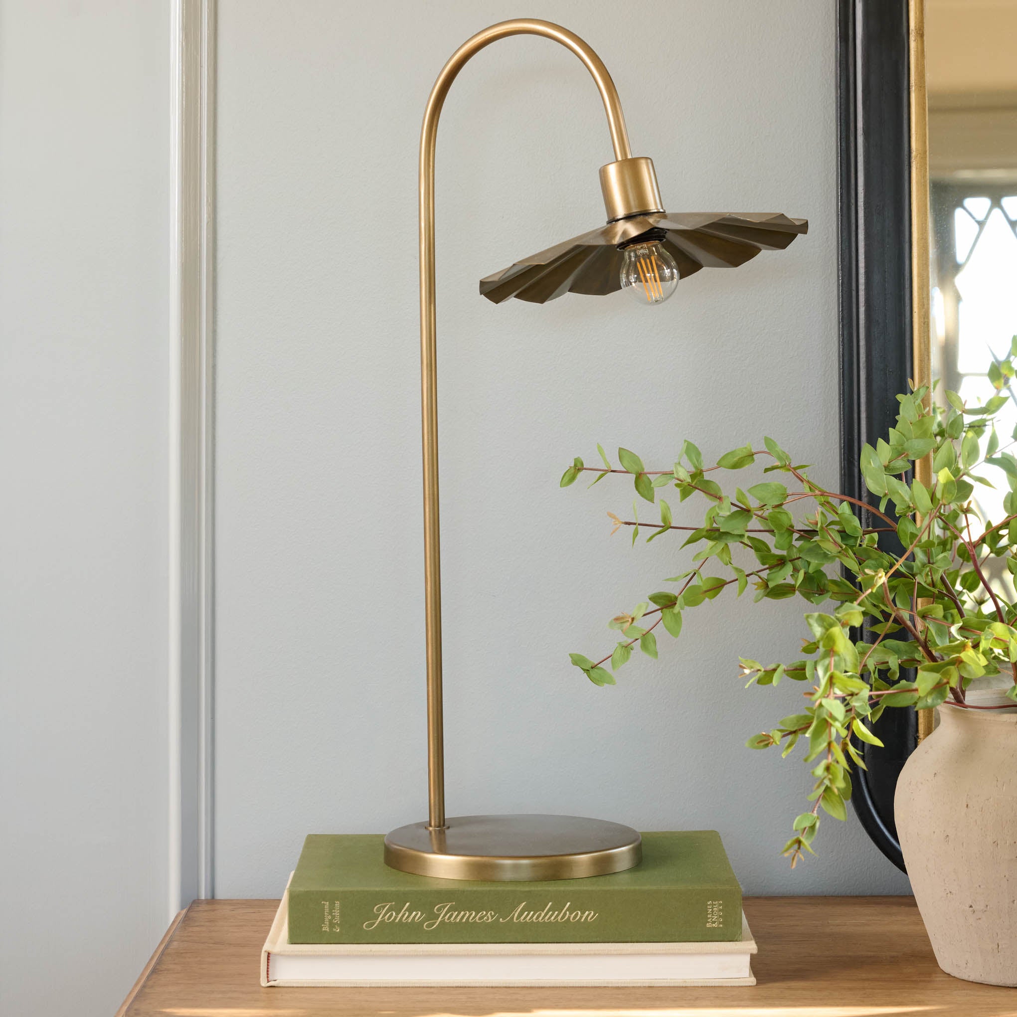 Lulu Brass Petal Lamp - Magnolia