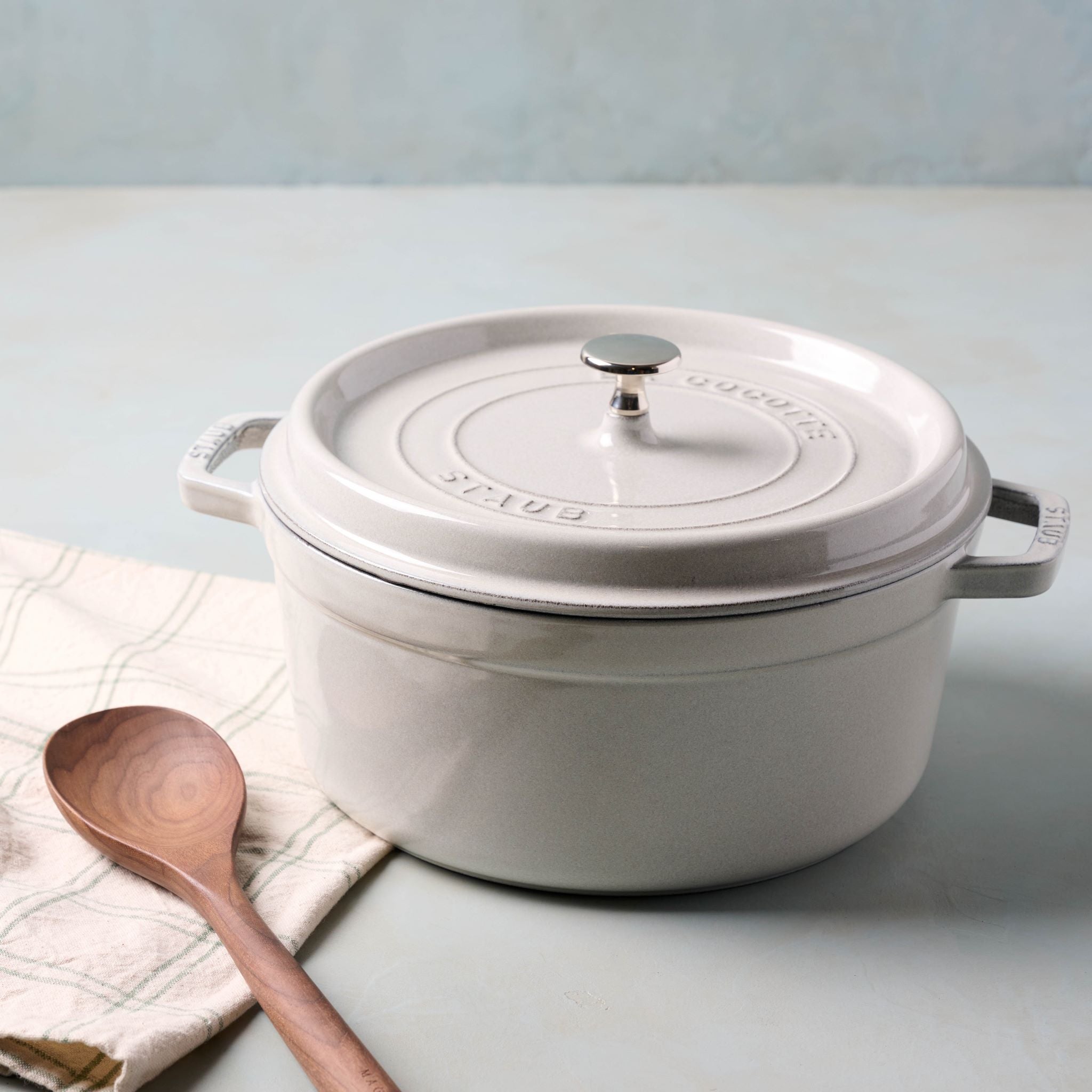 Staub Oval Cocotte - Magnolia