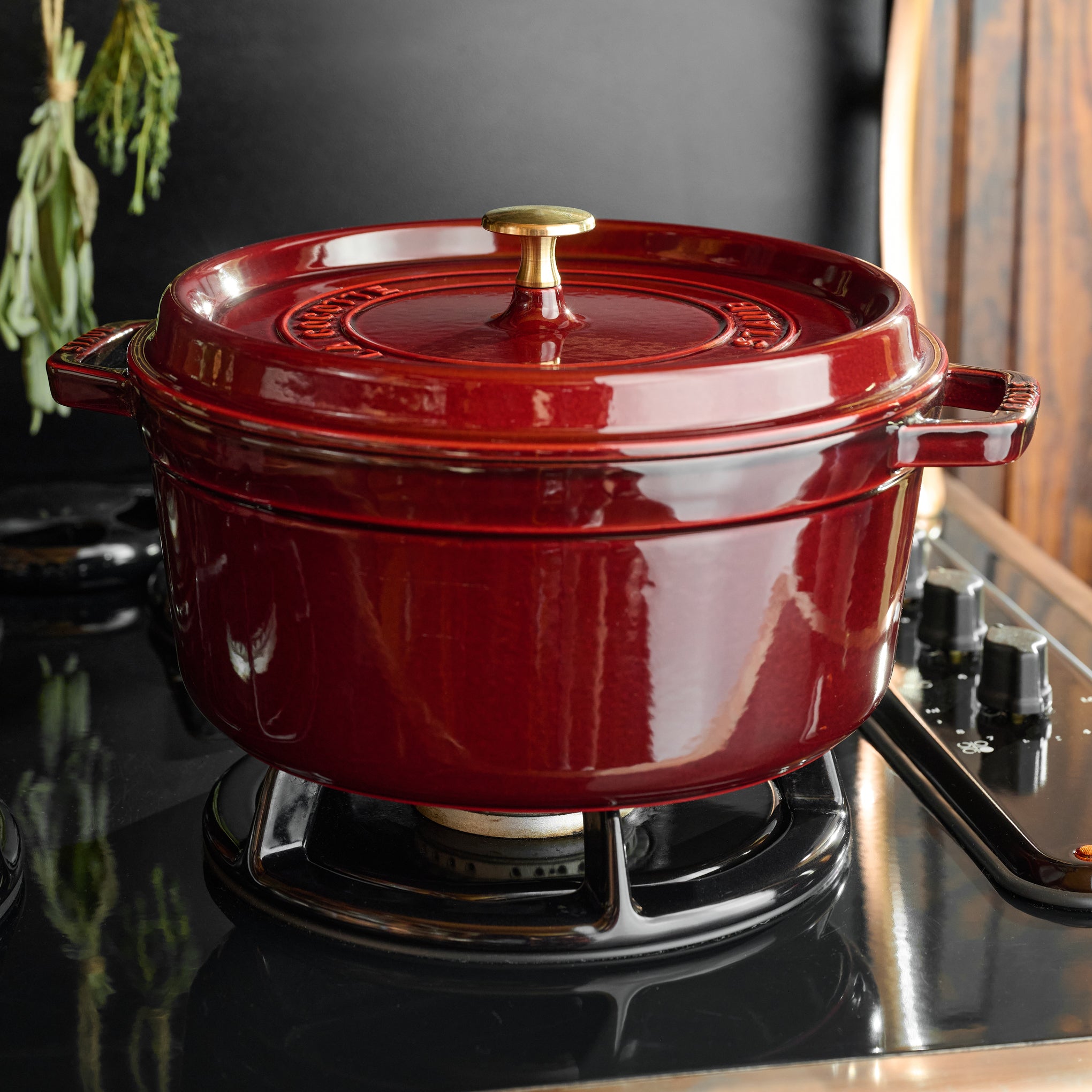 Staub - Cast Iron 5.5-qt Round Cocotte - Grenadine