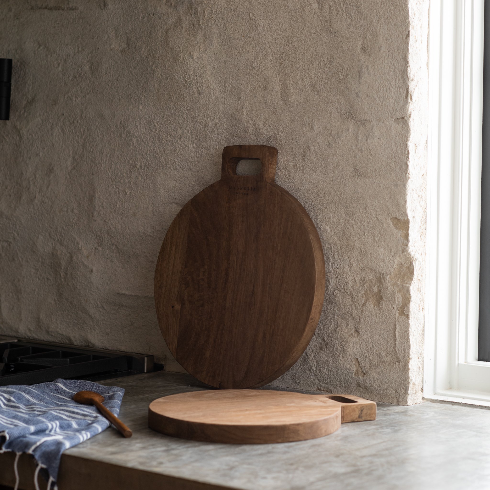 Mango Wood Round Bread Board - Magnolia