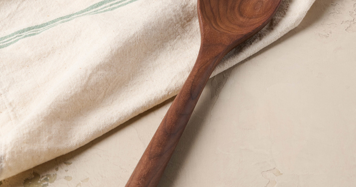 Gristmill Collection Bench Scraper with Walnut Handle - Magnolia