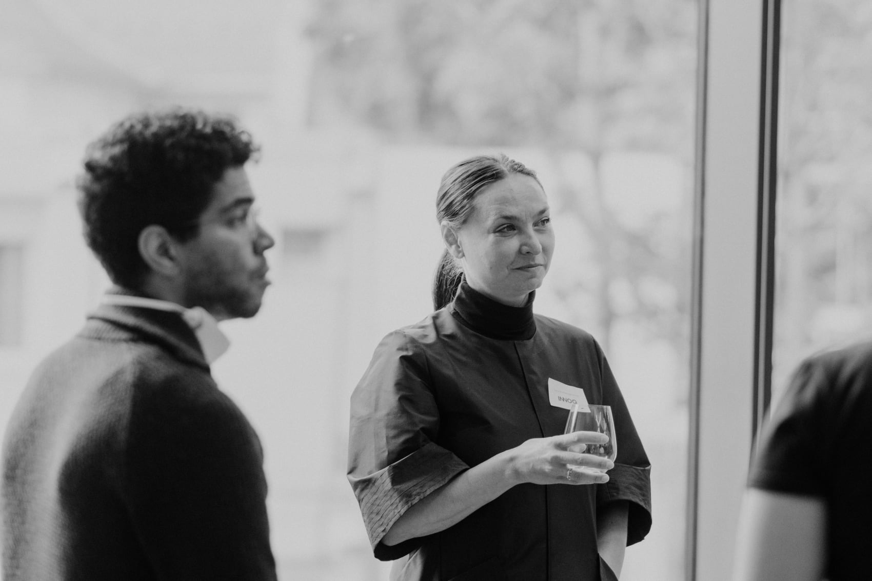 Dr. Larysa Visengeriyeva während einer Workshop-Pause im Austausch mit Teilnehmer:innen