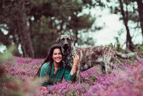 /_vercel/image?url=/Une+femme+avec+son+chien+dans+la+bruyere.&w=1536&q=100