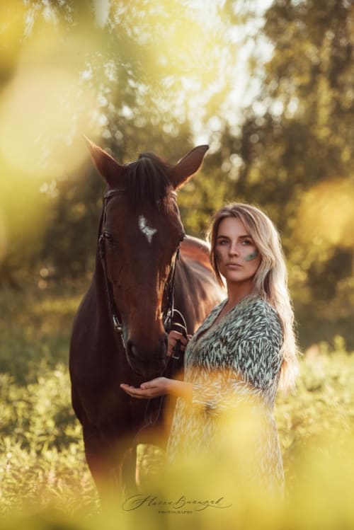 /_vercel/image?url=/Dziewczyna+z+koniem+na+lace,+za+drzewem+podczas+zachodu+slonca+latem.&w=1536&q=100