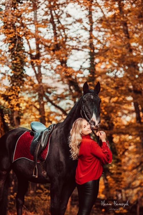 /_vercel/image?url=/Portrait+avec+un+cheval+dans+une+for%C3%AAt+en+automne+au+Luxembourg.&w=1536&q=100