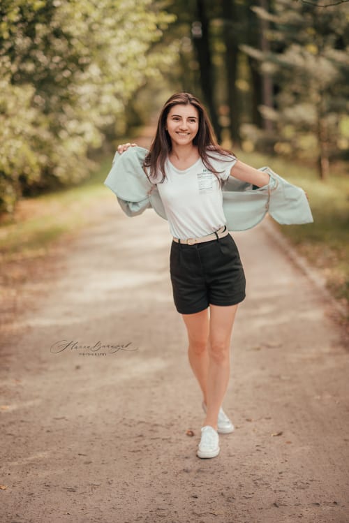 /_vercel/image?url=/Brown+hair+woman+walking+through+the+parc.&w=1536&q=100