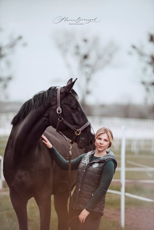 /_vercel/image?url=/Portrait+avec+son+meilleur+ami+equestre+au+Luxembourg.&w=1536&q=100