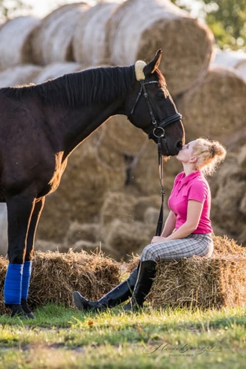 /_vercel/image?url=/Portrait+avec+une+bise+donn%C3%A9e+par+un+cheval+au+Luxembourg.&w=1536&q=100