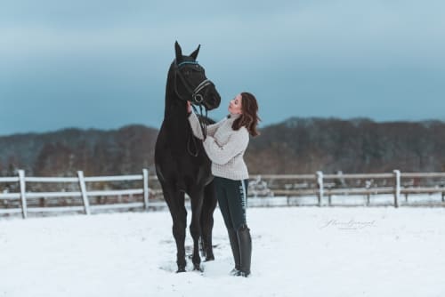 /_vercel/image?url=/Fille+avec+son+cheval+sur+la+neige.&w=1536&q=100